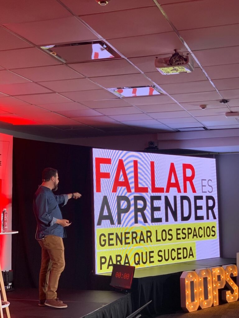 Demian Sterman dando una charla sobre Cultura Fail
